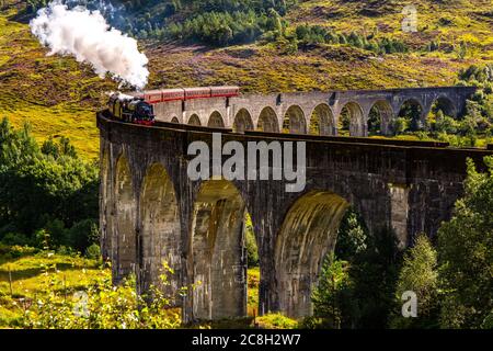 Glenfinnan, SCHOTTLAND: Schöner alter 'Jacobite' Zug, der nach Fort Williams fährt. Die Dampflokomotive aus Harry Potter Film namens Hogwart Express. Stockfoto