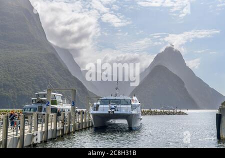 Kreuzfahrtschiffe dockten vor Mitre Peak, Milford Sound, Fiordland National Park, Southland, South Island, Neuseeland Stockfoto