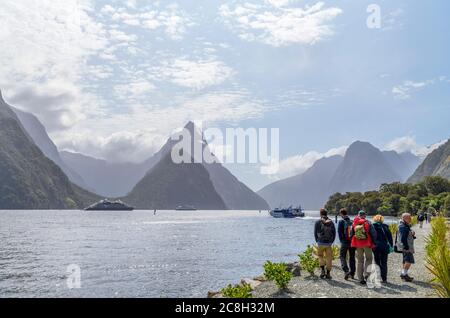 Blick vom Wellenbrecher am Kreuzfahrtdock auf Mitre Peak, Milford Sound, Fiordland National Park, South Island, Neuseeland Stockfoto