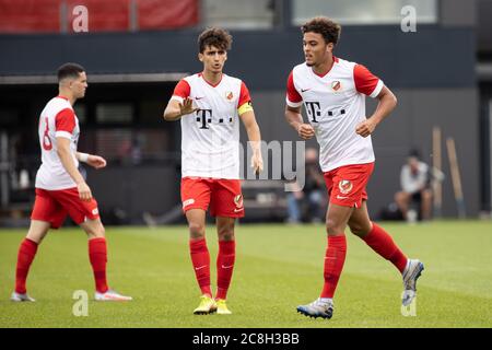 Almere, Niederlande. Juli 2020. ALMERE, 24-07-2020, Yanmar Stadion, Saison 2020/2021, Niederländische Fußball Vorsaison Keuken Kampioen Divisie. (L-R) Jong FC Utrecht Spieler Rida El Barjiji, Jong FC Utrecht Spieler Rida El Barjiji während des Spiels Almere City FC - Jong FC Utrecht Kredit: Pro Shots/Alamy Live News Stockfoto