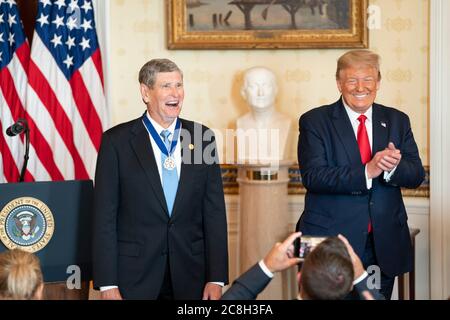 Washington, Vereinigte Staaten Von Amerika. Juli 2020. Washington, Vereinigte Staaten von Amerika. Juli 2020. 24 US-Präsident Donald Trump applaudiert Olympic Silver Medalist und ehemaliger US-Vertreter Jim Ryun nach der Verleihung der Präsidentenmedaille der Freiheit im Blauen Raum des Weißen Hauses 24. Juli 2020 in Washington, DC Credit: Joyce Boghosian/White House Photo/Alamy Live News Stockfoto