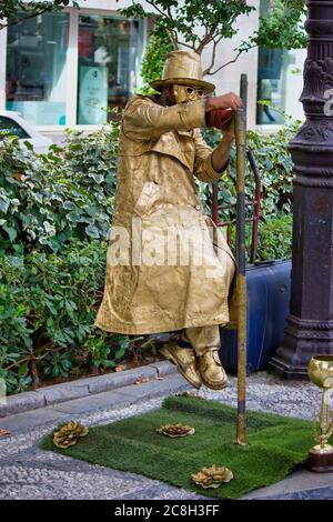 Granada, Spanien - 05. September 2015: Ein verkleideter Straßenkünstler, der Levitationstrick aufführt Stockfoto