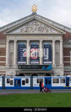 Die Straßenbahn hält vor dem Royal Concertgebouw in Amsterdam, Niederlande. Stockfoto