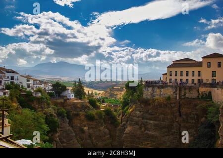 Ronda, Spanien - 06. September 2015: Weitwinkelansicht des berühmten Dorfes Ronda, das ausschließlich auf einem Berggipfel liegt Stockfoto