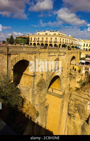 Ronda, Spanien - 06. September 2015: Die Puente Nuevo ist die neueste und größte von drei Brücken, die die 120 Meter tiefe Schlucht überspannt, die die Gua trägt Stockfoto