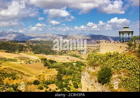 Ronda, Spanien - 06. September 2015: Weitwinkelansicht des berühmten Dorfes Ronda, das sich ausschließlich auf einem Berggipfel gegen dramatische Wolken befindet Stockfoto