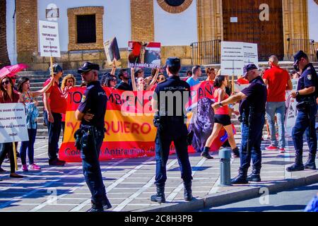 Ronda, Spanien - 06. September 2015: Protest gegen Tierquälerei während der Feria-Saison. Demonstranten sind gegen toro Festival in Andalusien, was Nachteile Stockfoto