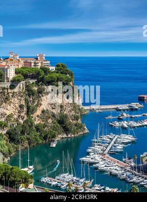 Panoramablick auf den Prinzenpalast in Monte Carlo an einem Sommertag, Monaco Stockfoto
