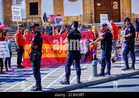 Ronda, Spanien - 06. September 2015: Protest gegen Tierquälerei während der Feria-Saison. Demonstranten sind gegen toro Festival in Andalusien, was Nachteile Stockfoto