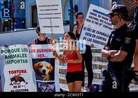 Ronda, Spanien - 06. September 2015: Protest gegen Tierquälerei während der Feria-Saison. Demonstranten sind gegen toro Festival in Andalusien, was Nachteile Stockfoto