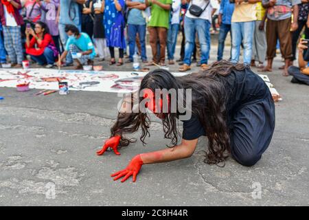 Dhaka, Dhaka, Bangladesch. Juli 2020. Künstler, Schriftsteller und Journalisten versammeln sich in Shahbag in Dhaka, um gegen die Verfolgung und Verhaftungen von Künstlern und Journalisten im Rahmen des drakonischen Digital Security Act während der COVID-19 Pandemie in Dhaka, Bangladesch, am 24. Juli 2020 zu protestieren. Kredit: Zabed Hasnain Chowdhury/ZUMA Wire/Alamy Live Nachrichten Stockfoto