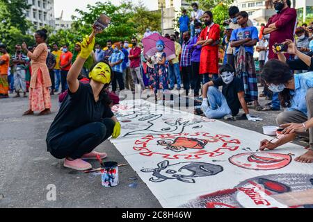 Dhaka, Dhaka, Bangladesch. Juli 2020. Künstler, Schriftsteller und Journalisten versammeln sich in Shahbag in Dhaka, um gegen die Verfolgung und Verhaftungen von Künstlern und Journalisten im Rahmen des drakonischen Digital Security Act während der COVID-19 Pandemie in Dhaka, Bangladesch, am 24. Juli 2020 zu protestieren. Kredit: Zabed Hasnain Chowdhury/ZUMA Wire/Alamy Live Nachrichten Stockfoto