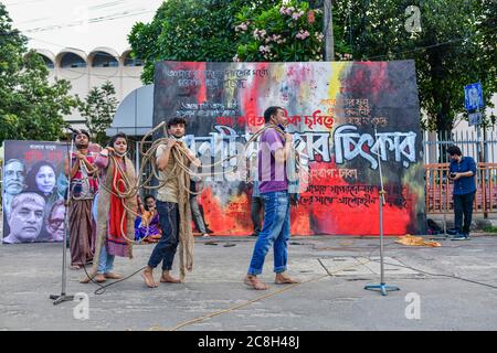 Dhaka, Dhaka, Bangladesch. Juli 2020. Künstler, Schriftsteller und Journalisten versammeln sich in Shahbag in Dhaka, um gegen die Verfolgung und Verhaftungen von Künstlern und Journalisten im Rahmen des drakonischen Digital Security Act während der COVID-19 Pandemie in Dhaka, Bangladesch, am 24. Juli 2020 zu protestieren. Kredit: Zabed Hasnain Chowdhury/ZUMA Wire/Alamy Live Nachrichten Stockfoto