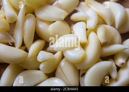 Blick auf zerbrochene Knoblauchstücke. Knoblauch hilft, Immunität gegen Erkältung und Grippe aufzubauen. Stockfoto