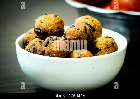 Hausgemachte mysore Bonda, die ein beliebter indischer Snack (frittiert) ist Stockfoto