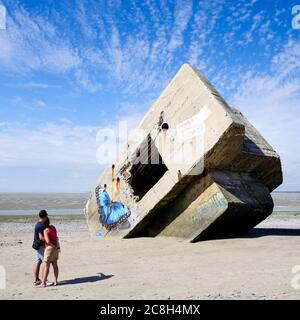 Menschen, die sich den Zweiten Weltkrieg Deutsches Blockhaus, Le Hourdel, Cayeux sur Mer, Somme, Hauts-de-France, Frankreich Stockfoto