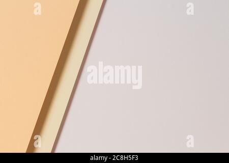 Abstrakte Farbe Papiere Geometrie flach Lay Komposition Hintergrund mit hellbraunen, beige Farbtöne Stockfoto