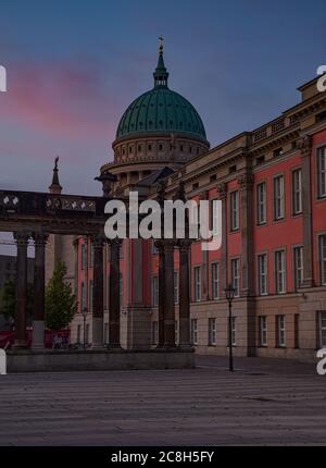 Abendstimmung auf der rekonstruierten Stadtburg mit Blick auf die Nikolaikirche in Potsdam Stockfoto