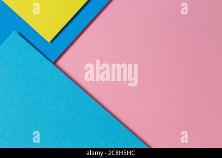 Abstrakte Farbe Papiere Geometrie flach Lay Komposition Hintergrund mit blauen, gelben und rosa Farbtöne Stockfoto
