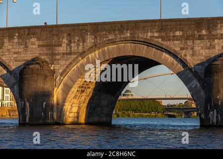 Blick auf die historische Sint Servaas Brücke mit der Fußgängerbrücke Hoge Brug, die die Innenstadt von Maastricht mit dem Stadtteil Wyck verbindet Stockfoto