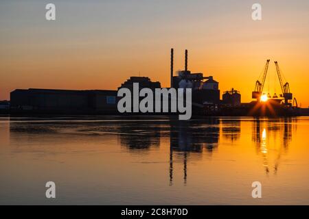 England, London, Docklands, North Woolwich, Royal Docks, Tate and Lyle Sugar Industrial Plant at Dawn Stockfoto