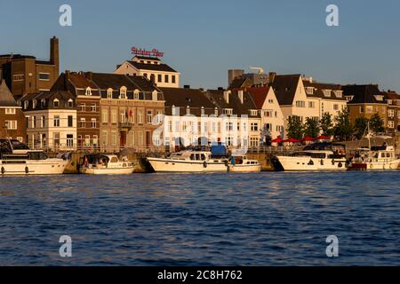 Skyline von Maastricht mit der Ridder Bierbrauerei und jetzt renoviert für Wohnungen und Maltezer Bar in der kommenden Gegend Wyck während der goldenen Stunde Stockfoto