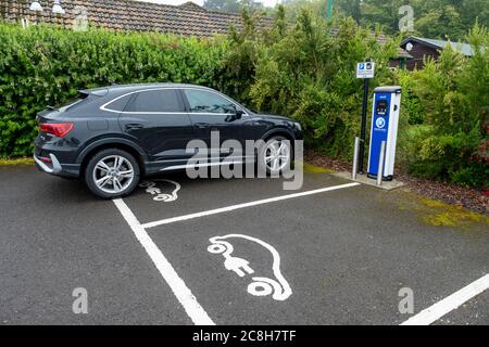 Ladestation Schottland Ladestation für Elektrofahrzeuge, Logan Gardens, Dumfries & Galloway, Schottland. Stockfoto