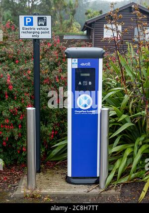 Ladestation Schottland Ladestation für Elektrofahrzeuge, Logan Gardens, Dumfries & Galloway, Schottland. Stockfoto