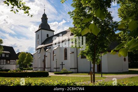 Pfarrkirche des Sauerlanddorfes Oberkirchen, Schmallenberg, Deutschland Stockfoto