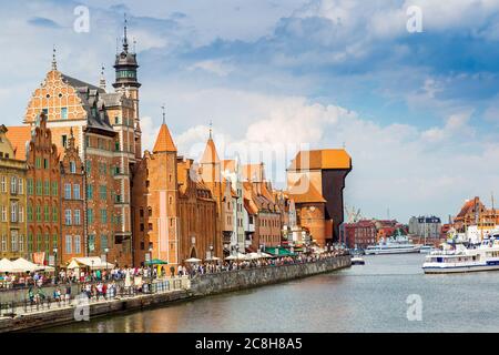 Bunte historische Häuser in der Nähe des Flusses Motlawa im Hafen von Danzig, Polen. Stockfoto