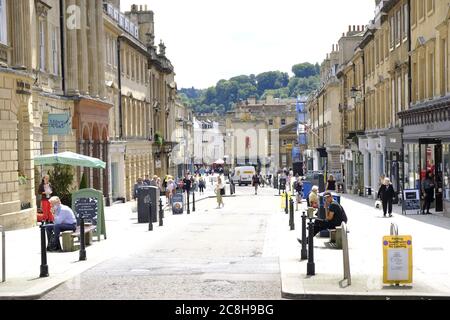 Blick auf die Milson Street mit Blick auf das Stadtzentrum von Bath an einem Sommertag in Bath, Somerset Stockfoto