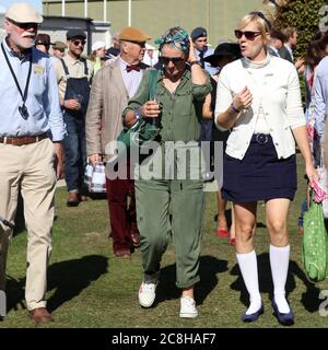 September 2019 - Junge Frauen in Zeitskostüm beim Goodwood Revival Stockfoto