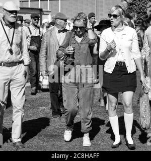 September 2019 - Junge Frauen in Zeitskostüm beim Goodwood Revival Stockfoto