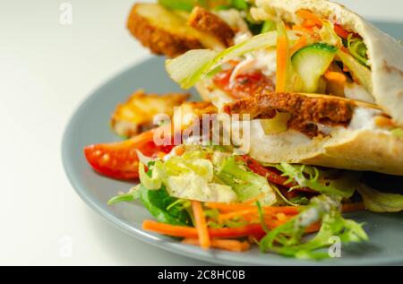 Mediterrane Stil Pitta mit würzigen Huhn, Gurke, Tomaten, Salat und Mayo-Sauce, leckeres Essen zubereitet Stockfoto