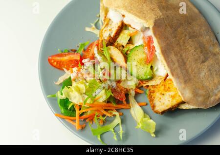 Mediterrane Stil Pitta mit würzigen Huhn, Gurke, Tomaten, Salat und Mayo-Sauce, leckeres Essen zubereitet Stockfoto