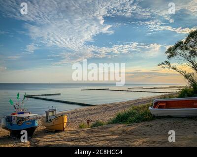 Am Strand von Jaroslawiec in Polen liegen Fischerboote am Strand der Ostsee Stockfoto