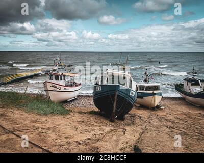 Am Strand von Jaroslawiec in Polen liegen Fischerboote am Strand der Ostsee Stockfoto