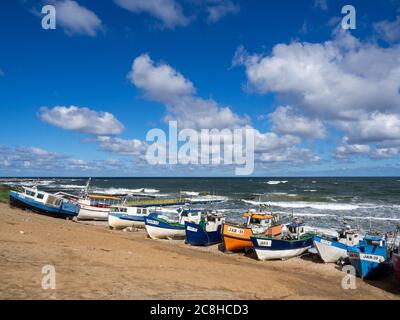 Am Strand von Jaroslawiec in Polen liegen Fischerboote am Strand der Ostsee Stockfoto