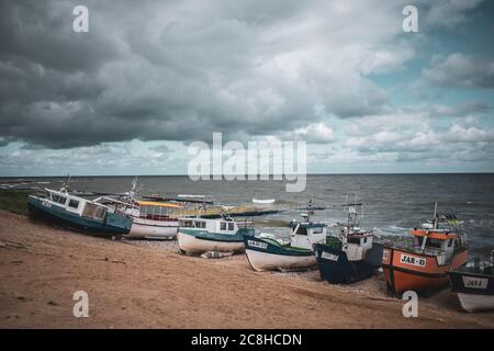 Am Strand von Jaroslawiec in Polen liegen Fischerboote am Strand der Ostsee Stockfoto