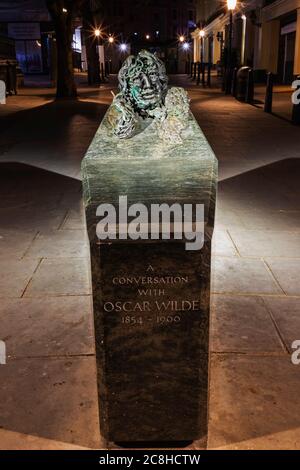 England, London, The Strand, Statue of Oscar Wilde von Maggi Hambling mit dem Titel 'A Conversation with Oscar Wilde' Stockfoto