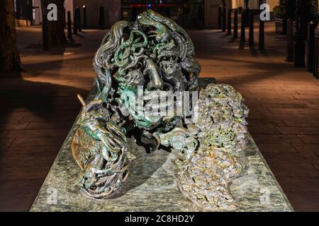 England, London, The Strand, Statue of Oscar Wilde von Maggi Hambling mit dem Titel 'A Conversation with Oscar Wilde' Stockfoto