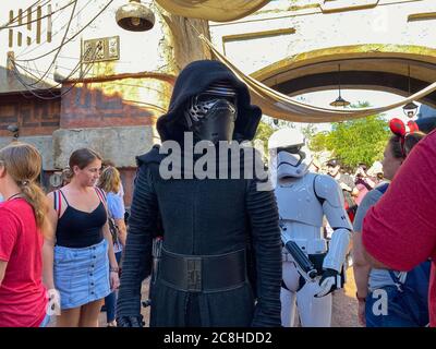 Orlando, FL/USA-1130/19: Kylo Ren und zwei Sturmtruppen, die durch die Star Wars Galaxy's Edge Gegend des Hollywood Studios Park in Walt Disney Worl laufen Stockfoto