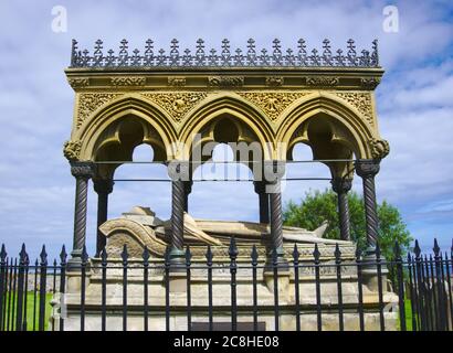 Freihals zu Ehren der Heldin Grace Darling in St. Aidan's Kirchhof, Bamburgh, Northumberland, Großbritannien. Stockfoto