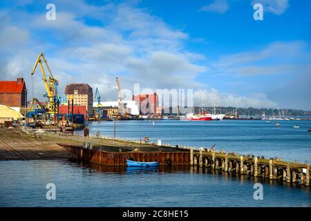 Panoramablick auf den Handelshafen von Stralsund mit Kräne, Schiffen und Industriegebäuden Stockfoto