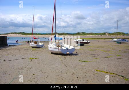 Boote auf dem Sand bei Ebbe am Beadnell Beach, Northumberland, Großbritannien. Stockfoto
