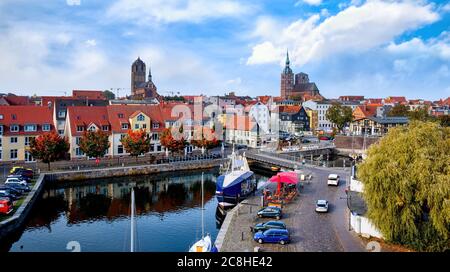 Stadtbild der Altstadt der Hansestadt Stralsund an einem sonnigen Herbsttag. Mecklenburg-Vorpommern, Deutschland Stockfoto