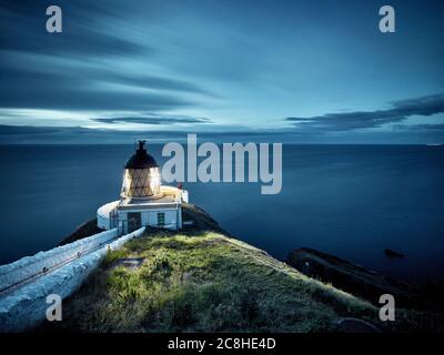 Eine nächtliche Langzeitbelichtung mit Blick auf den St Abbs Lighthouse, Berwickshire Stockfoto