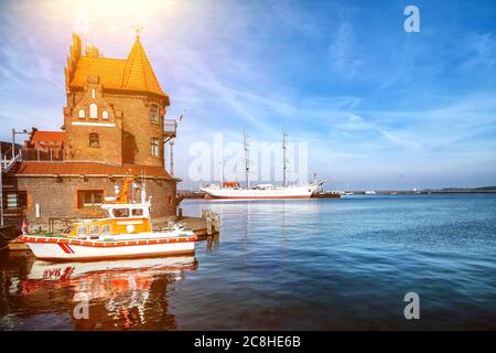 Das Hafenmeisterhaus (altes Lotsenhaus), ein Segelschiff und im Hintergrund ein Segelschiff Stockfoto