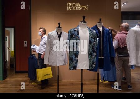 London, Großbritannien. Juli 2020. Am 24. Juli 2020 gehen die Leute in Selfridges in der Oxford Street in London, Großbritannien, einkaufen. Die britische Regierung hat am Donnerstag ihre vollständigen Leitlinien für die obligatorische Gesichtsbedeckung in Geschäften in England herausgegeben, einen Tag vor Inkrafttreten der Regeln. Nach den Richtlinien der Regierung wäre Gesichtsbedeckungen seit Freitag für alle Kunden in geschlossenen öffentlichen Räumen, einschließlich Supermärkten, Einkaufszentren, Verkehrsknotenpunkten, Banken und Postämtern, obligatorisch. Quelle: Tim Ireland/Xinhua/Alamy Live News Stockfoto