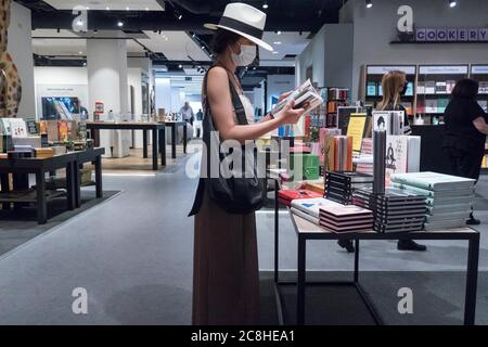 London, Großbritannien. Juli 2020. Am 24. Juli 2020 gehen die Leute in Selfridges in der Oxford Street in London, Großbritannien, einkaufen. Die britische Regierung hat am Donnerstag ihre vollständigen Leitlinien für die obligatorische Gesichtsbedeckung in Geschäften in England herausgegeben, einen Tag vor Inkrafttreten der Regeln. Nach den Richtlinien der Regierung wäre Gesichtsbedeckungen seit Freitag für alle Kunden in geschlossenen öffentlichen Räumen, einschließlich Supermärkten, Einkaufszentren, Verkehrsknotenpunkten, Banken und Postämtern, obligatorisch. Quelle: Tim Ireland/Xinhua/Alamy Live News Stockfoto